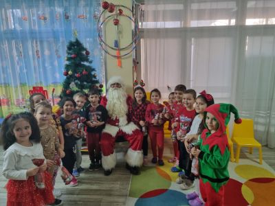 Посрещане на Дядо Коледа - ДГ Звънче - Стамболийски